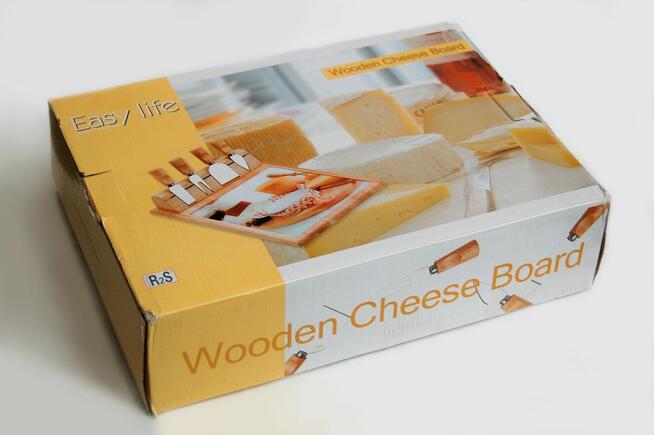 Drewniana deska do serów z 4 nożami 35,5 x 26 cm, Easy Life