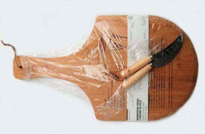 Smukee bambusowa deska do serwowania pizzy z nożami