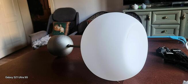 Dwie piękne lampy z białego szkła