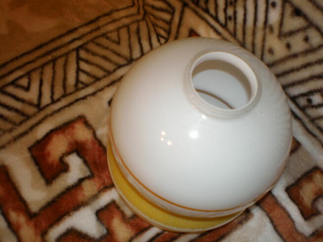 Używany, w dobrym stanie klosz z PRL-u.