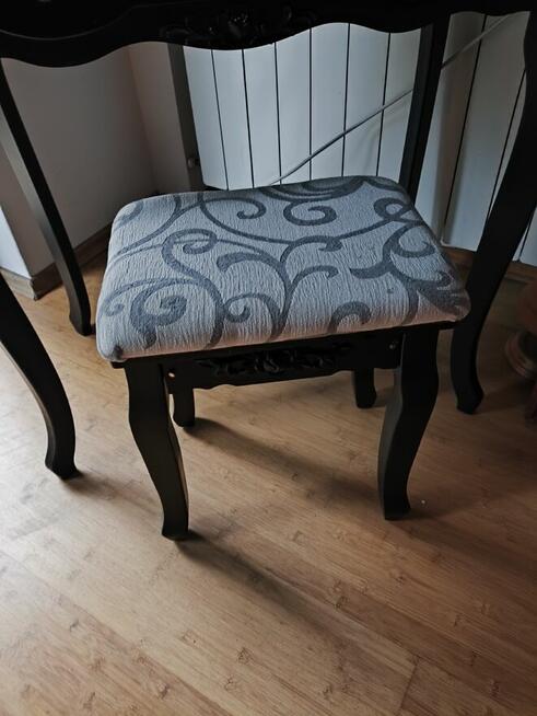 Toaletka trzy lustra, drewno, czarna, róża wzór, krzesełko