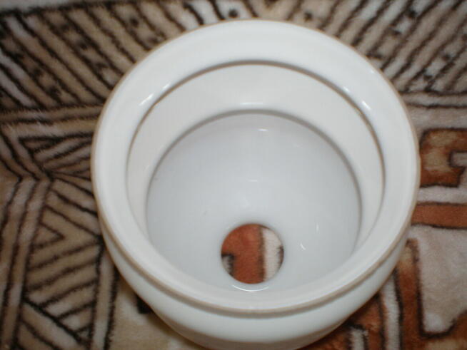 Używany, w dobrym stanie klosz z PRL-u.