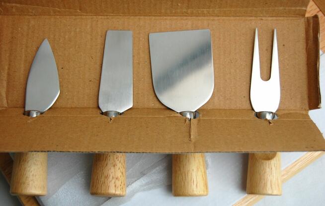 Drewniana deska do serów z 4 nożami 35,5 x 26 cm, Easy Life