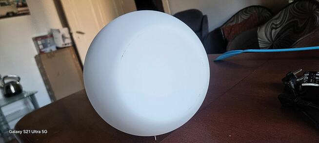 Dwie piękne lampy z białego szkła