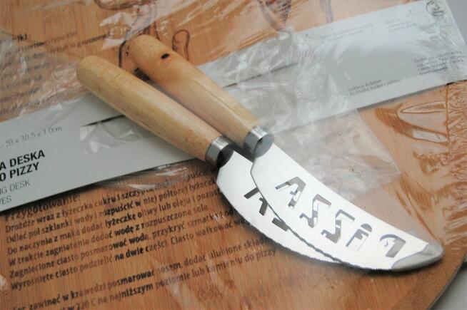 Smukee bambusowa deska do serwowania pizzy z nożami