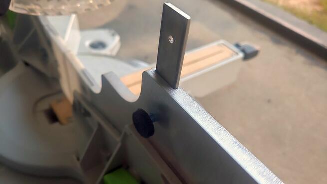 Przystawka przyrząd do ukośnicy do cięcia listw sufitowych