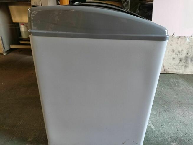 Zamrażarka do lodów przeszklona z ukośna szybą przesuwną