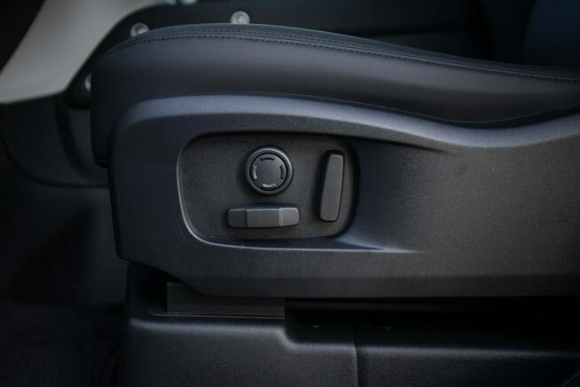 Land Rover Defender MY25 3.0D I6 200 KM AWD X-Dynamic SE 110 FujiWhite JLR Marvel Łódź