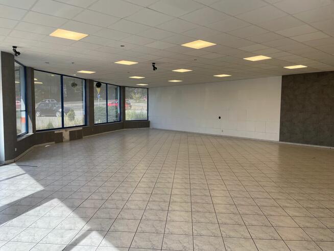 Obiekt wystawienniczy, duża sala sprzedaży