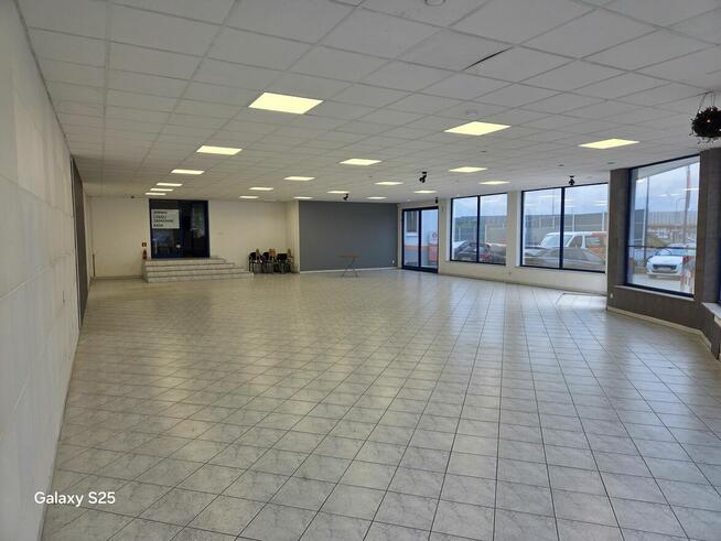 Obiekt wystawienniczy, duża sala sprzedaży