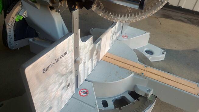 Przystawka przyrząd do ukośnicy do cięcia listw sufitowych