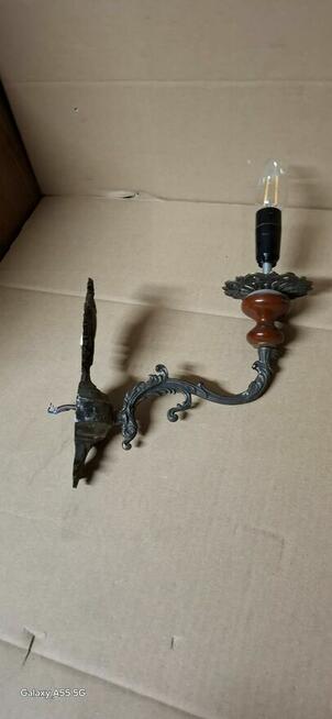 Kinkiety wykonane z masywnego mosiądzu.