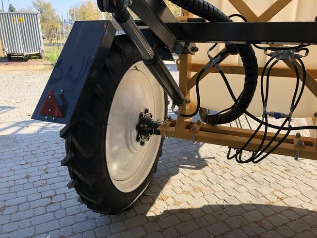Opryskiwacze zaczepiane Boguslav - Titan 3000l 24m-28m Belka