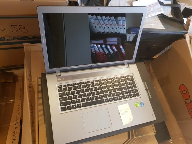 Syndyk sprzeda laptopy, telefony, meble i inne