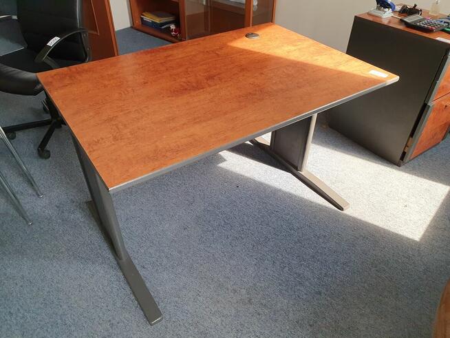 Syndyk sprzeda laptopy, telefony, meble i inne