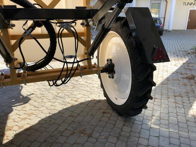 Opryskiwacze zaczepiane Boguslav - Titan 3000l 24m-28m Belka