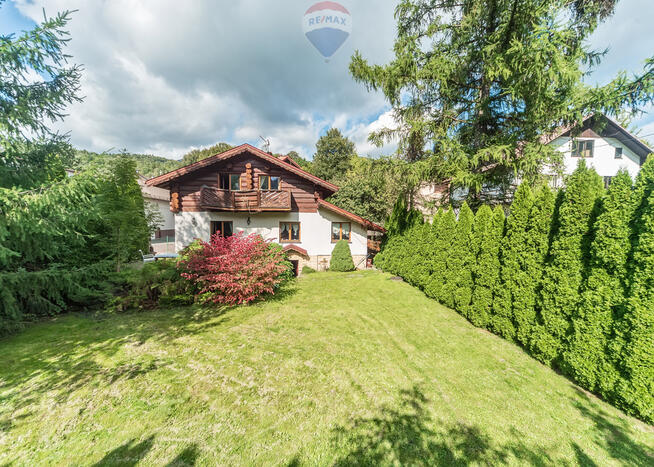 Dom w Szczyrku z widokiem na góry i skocznię