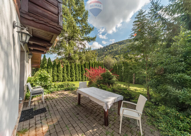 Dom w Szczyrku z widokiem na góry i skocznię