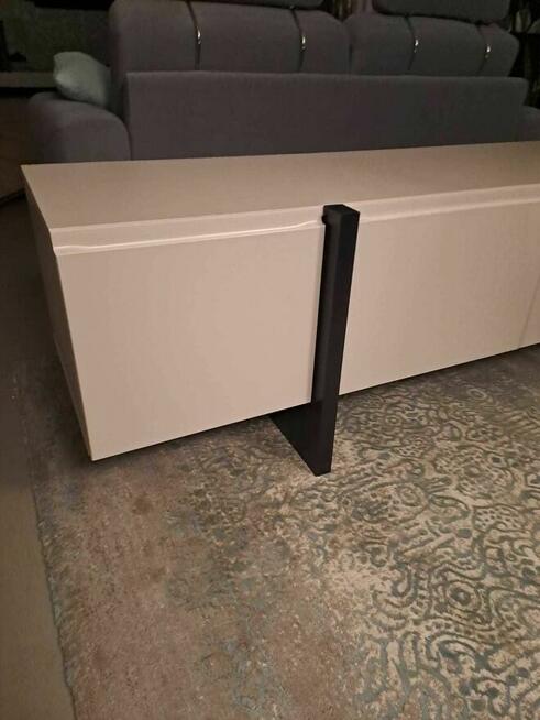 Nowa szafka RTV w kolorze kashmir w nowoczesnym design.