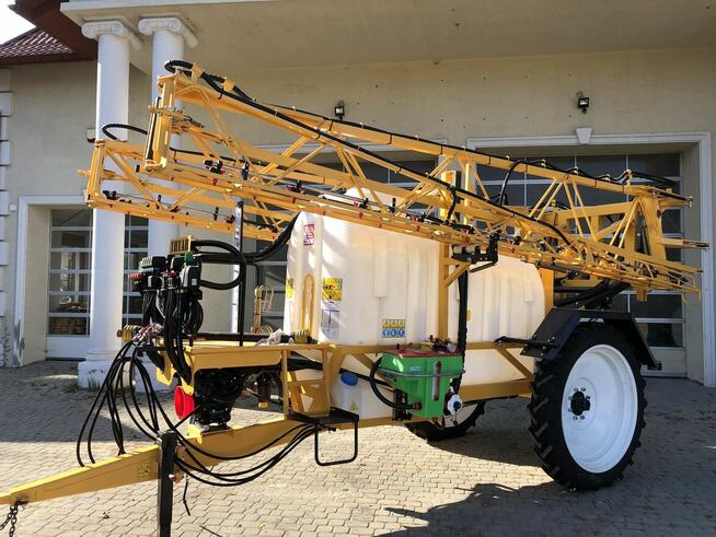 Opryskiwacze zaczepiane Boguslav - Titan 3000l 24m-28m Belka