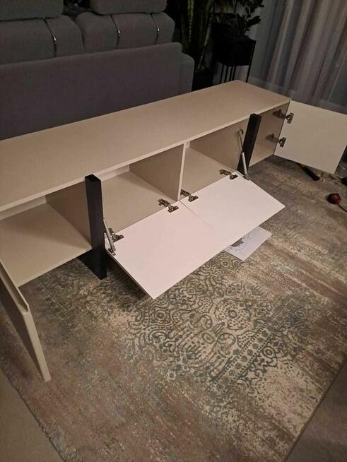 Nowa szafka RTV w kolorze kashmir w nowoczesnym design.