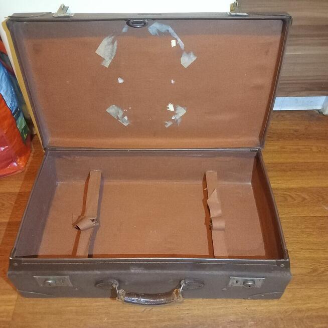 Stare walizki kufry podróżne