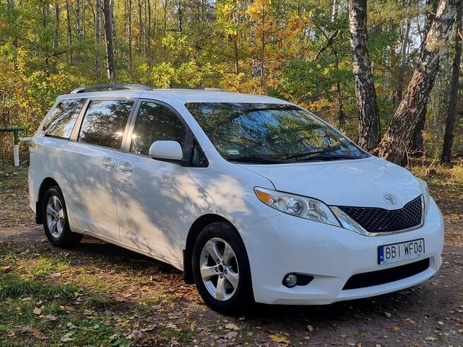 Toyota Sienna 3.5 LE V6 FWD