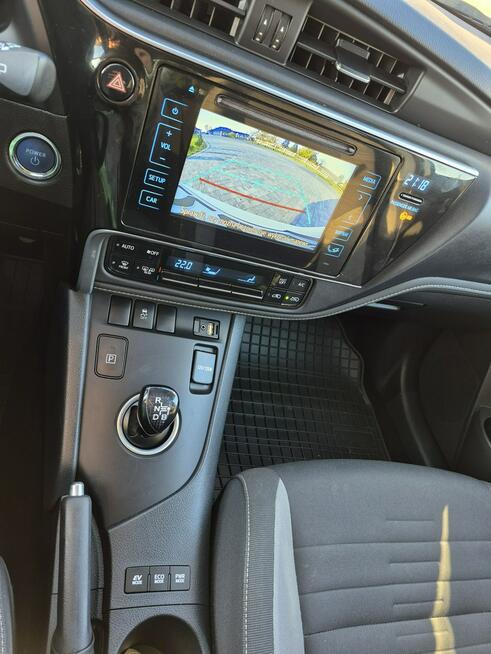 Toyota Auris 1.8 hybrid climatronic kamera grzane fotele