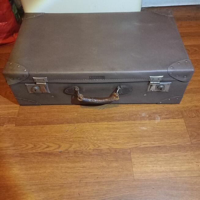 Stare walizki kufry podróżne