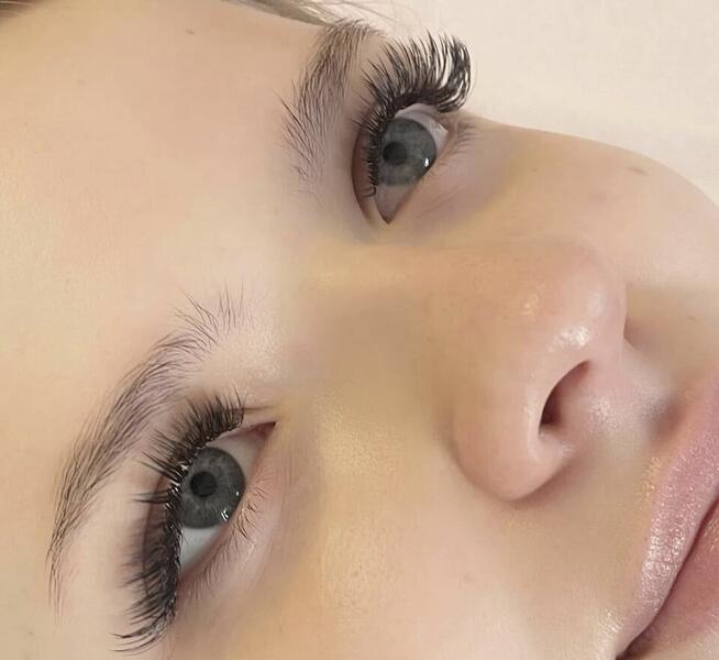 Stylizacja rzęs i brwi