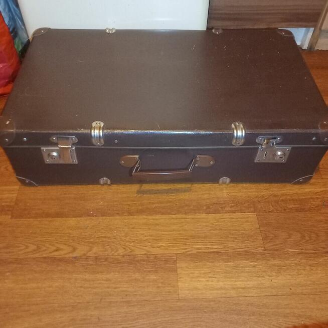 Stare walizki kufry podróżne