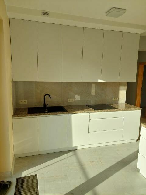 3 pokoje, oddzielna kuchnia, 2 garderoby, 2 łazienki, garaż