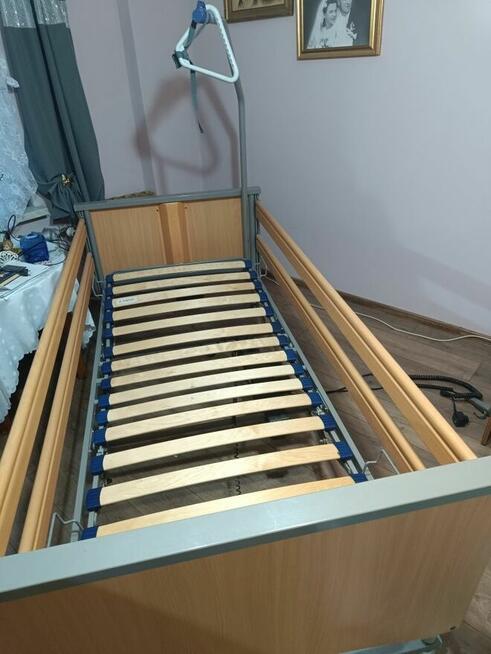 Łóżko rehabilitacyjne regulowane pilotem .