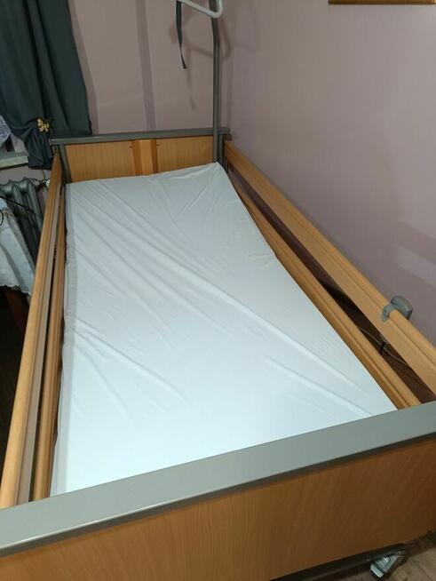 Łóżko rehabilitacyjne regulowane pilotem .