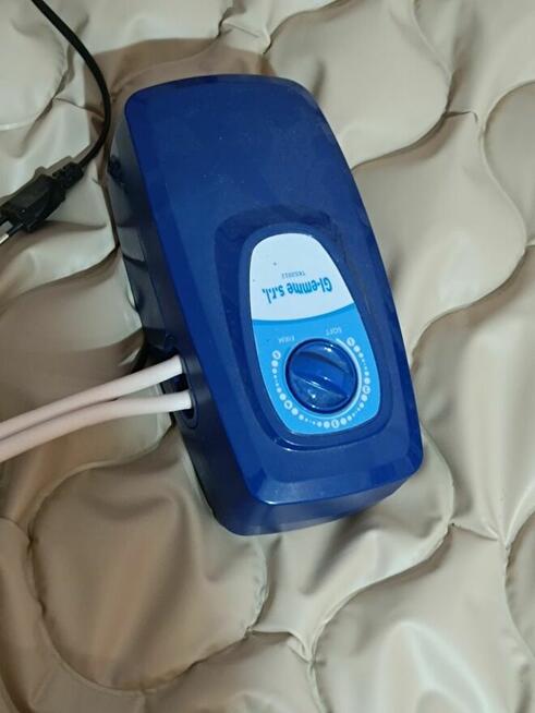 Łóżko rehabilitacyjne regulowane pilotem .