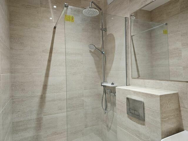 3 pokoje, oddzielna kuchnia, 2 garderoby, 2 łazienki, garaż