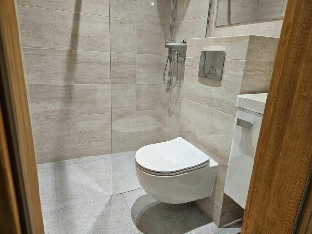 3 pokoje, oddzielna kuchnia, 2 garderoby, 2 łazienki, garaż