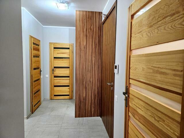 3 pokoje, oddzielna kuchnia, 2 garderoby, 2 łazienki, garaż