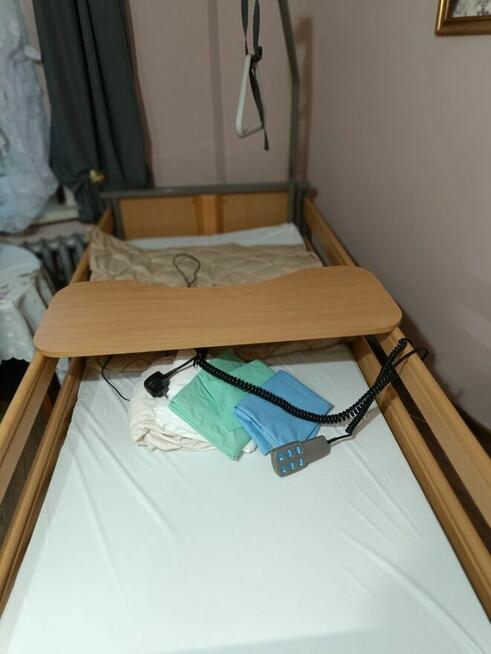 Łóżko rehabilitacyjne regulowane pilotem .