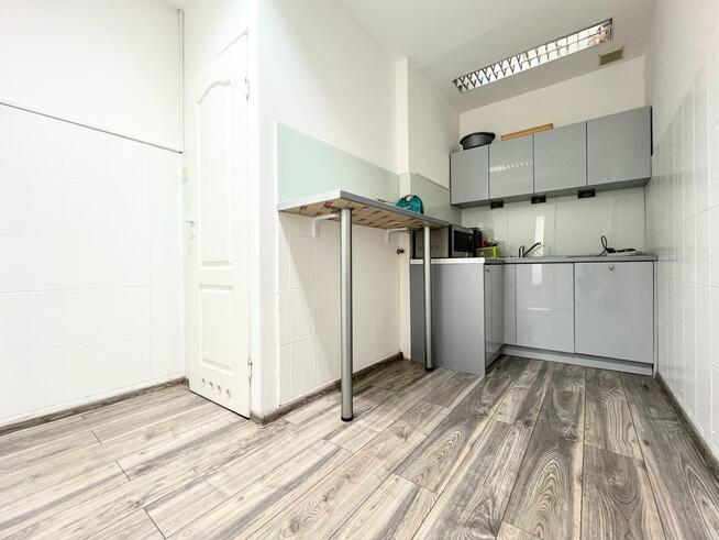 Lokal na parterze z witryną 125 m2