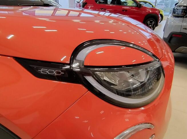 Fiat 600 1.2DCT 110KM La Prima pomarańczowy z czarnym dachem