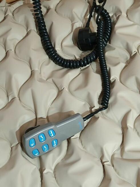 Łóżko rehabilitacyjne regulowane pilotem .