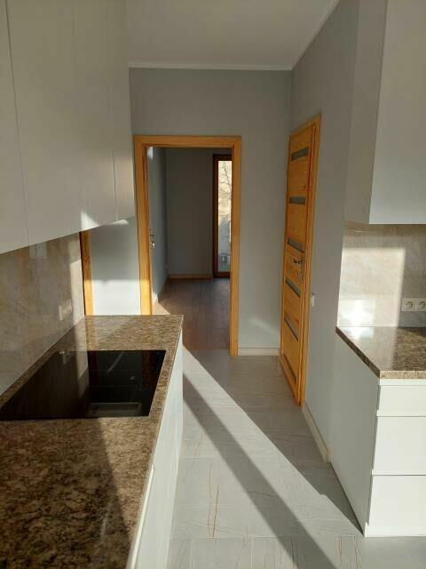 3 pokoje, oddzielna kuchnia, 2 garderoby, 2 łazienki, garaż