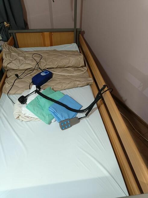 Łóżko rehabilitacyjne regulowane pilotem .