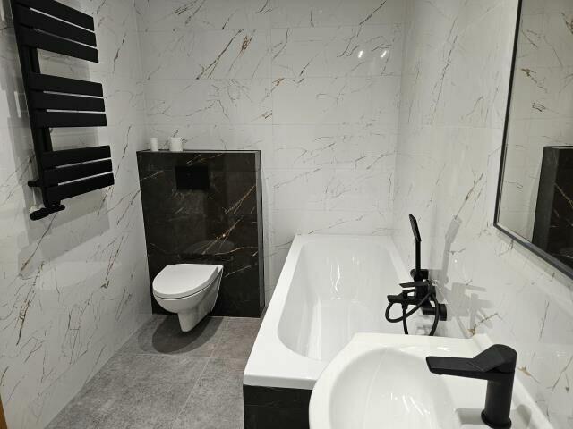 3 pokoje, oddzielna kuchnia, 2 garderoby, 2 łazienki, garaż