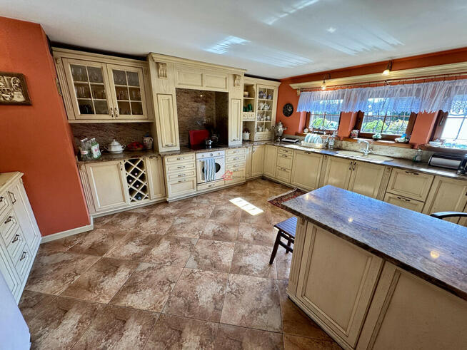 Przestronny dom 360 m² z ogrodem – Piękny ogród