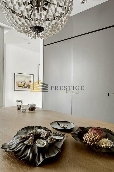 * American School of Warsaw* Wysoki Standard*