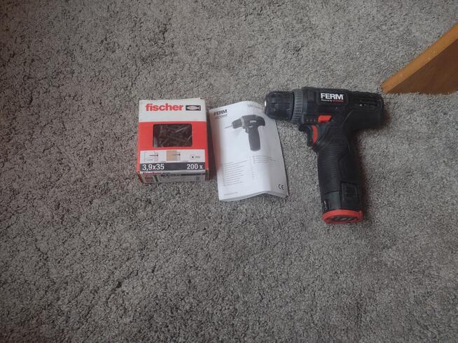 Sprzedam wkrętarke z wkretami plus kamerka samochodowa