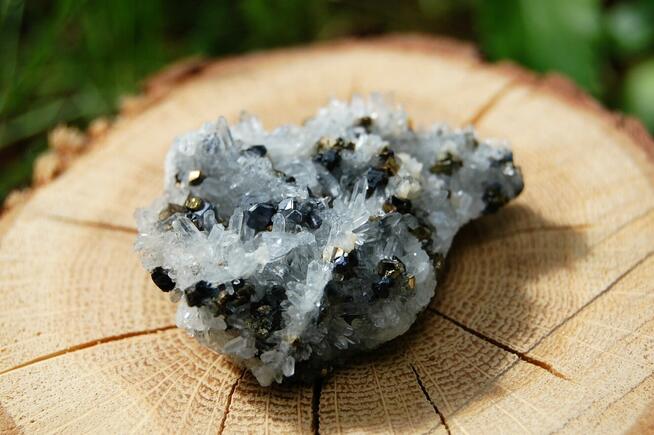 Kryształ górski, piryt, sfaleryt, szczotka, łezka, kropla