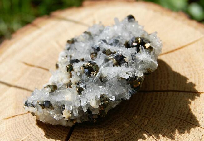 Kryształ górski, piryt, sfaleryt, szczotka, łezka, kropla